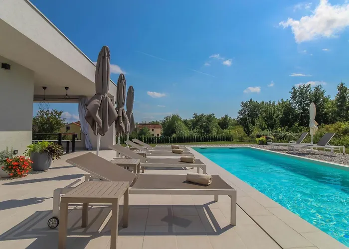 Beautiful Sofia With Pool In Tinjan Vela Traba