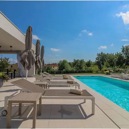 Beautiful Sofia With Pool In Tinjan Vela Traba